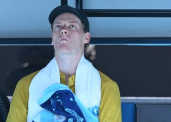 Jannik Sinner overcomes cramps to reach Australian Open 4th round