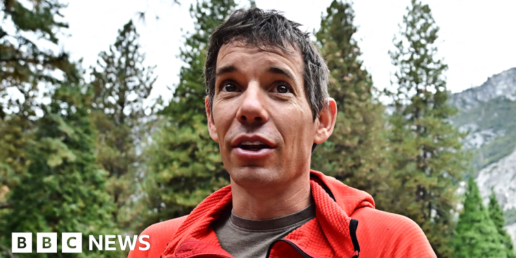 Climber delays rope-free skyscraper ascent over rain