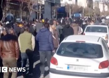 Trump warns US will intervene if Iran kills protesters