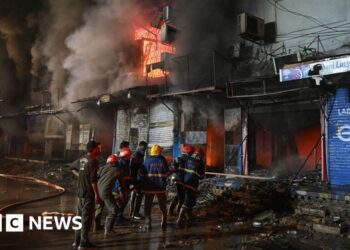 Six killed in Pakistan shopping mall fire