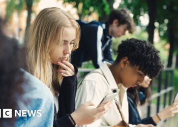 Spain announces plans to ban social media for under-16s