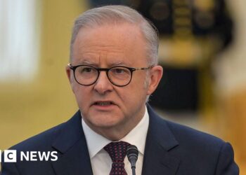 Chinese dance group's tour triggers bomb threat against Australian PM