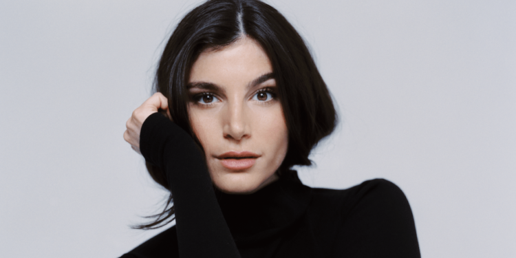 Mia Challis Joins Rhys Darby in CBS Comedy Pilot ‘Regency’