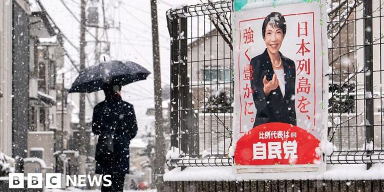 Japanese people brave snow to vote in snap election