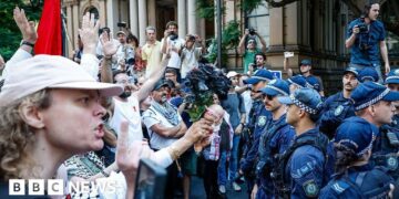 Police pepper spray protesters as Israeli president visits Sydney