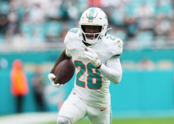 Sources: Dolphins’ De’Von Achane not available in trade