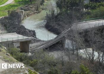 Israel destroys river bridges in southern Lebanon