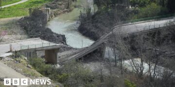 Israel destroys river bridges in southern Lebanon
