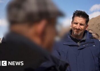 BBC speaks to Iranians crossing into Turkey