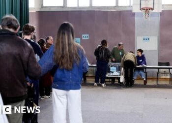 Far-left and far-right gains throw French mainstream parties into a quandary