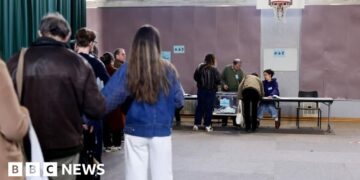 Far-left and far-right gains throw French mainstream parties into a quandary