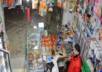 Moment Israeli soldier throws stun grenade at shop near Ramallah | Newsfeed