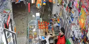 Moment Israeli soldier throws stun grenade at shop near Ramallah | Newsfeed