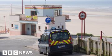 Four people die trying to board boat in Channel crossing attempt