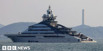 Russian superyacht sails through Strait of Hormuz despite blockade