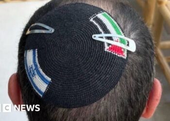 Israeli police investigate after officers 'cut Palestinian flag' from skullcap