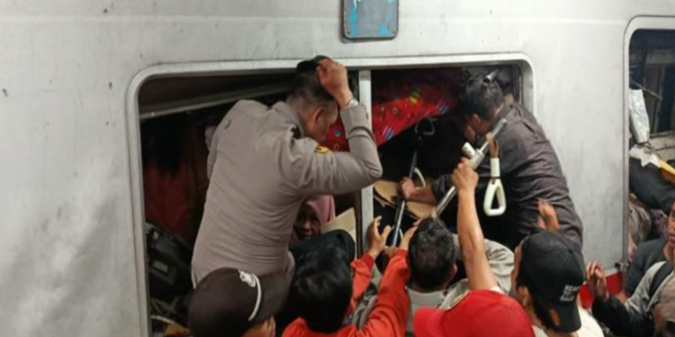 At least four killed and dozens injured in Indonesia train crash