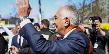 Protester hurls red fluid at Reza Pahlavi during Germany visit | US-Israel war on Iran