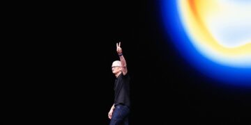 Apple CEO Tim Cook Is Stepping Down