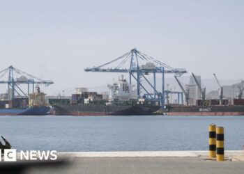 US strikes Iranian fast boats as Iran attacks UAE oil facility